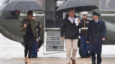 US President Donald Trump and First Lady Melania Trump walk to board Air Force One at Andrews Air Force Base, Maryland, on August 29, 2017 en route to Texas to view the damage caused by Hurricane Harvey. / AFP PHOTO / JIM WATSON