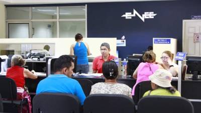 Las oficinas de atención al cliente de la Enee pasan llenas de abonados.