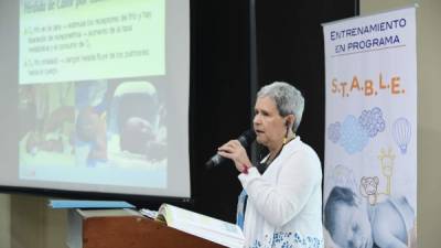 Aprendizaje. Diane Youmans impartió el módulo de la temperatura del recién nacido. foto:Yoseph Amaya.