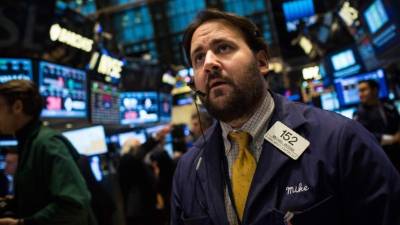 Un corredor de bolsa en el parqué neoyorquino al cierre de la sesión.