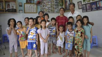 En la imagen, el vietnamita Tong Phuoc Phuc rodeado de los niños que ha acogido en su casa en la ciudad de Nha Trang. EFE