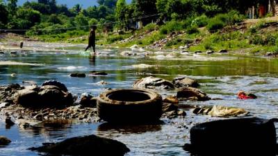 Las aguas superficiales no pueden utilizarse para consumo humano porque la basura y los residuos de todo tipo caen crudos.