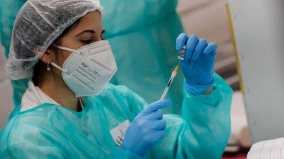 Ómicron se está extendiendo rápidamente en países con altos niveles de población inmunizada.