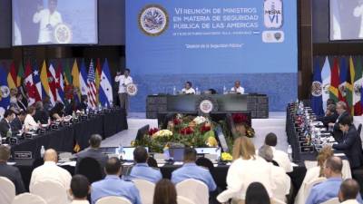 El presidente Juan Orlando Hernández, el secretario adjunto de la OEA, Néstor Méndez y el secretario de seguridad Julián Pacheco.