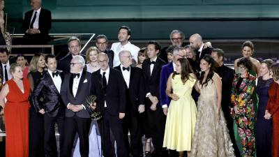 Jesse Armstrong (sosteniendo un trofeo) y el elenco y el equipo de ‘Succession’ aceptan el premio a la Serie Dramática Sobresaliente en el escenario durante la 74.ª Primetime Emmys en el Microsoft Theatre en Los Ángeles, California.