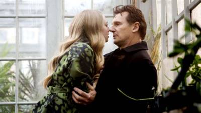 Una escena de la película Chloe protagonizada por Julianne Moore, Liam Neeson y Amanda Seyfried.