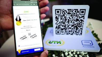 El código QR está en la parte de enfrente del título y es fácil de escanear con la cámara del celular.