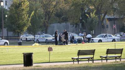 Policía investiga la escena después de que un hombre se prendió fuego en el National Mall el 4 de octubre de 2013 en Washington, DC.