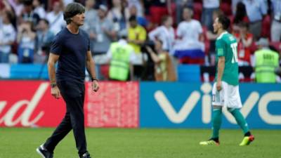 El técnico de la selección alemana Joachim Löw reacciona después de que su equipo no lograse pasar a octavos de final tras caer por 2-0 en el partido Corea Sur-Alemania, del Grupo F del Mundial de Fútbol de Rusia 2018, en el Kazán Arena de Kazán, Rusia, el pasado 27 de junio. EFE