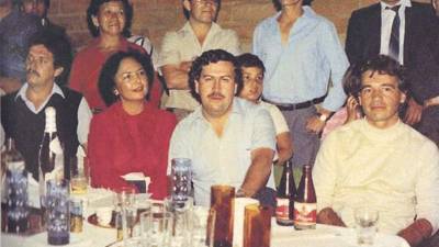El reconocido narcotraficante Pablo Escobar, durante una fiesta en Colombia.