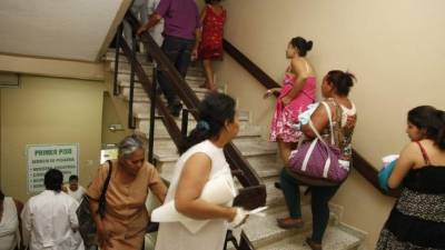 Los pacientes deben subir y bajar gradas para llegar de una sala a otra.