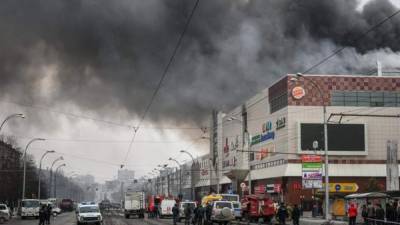 Policías rusos continúan con las labores de extinción del incendio originado ayer en el centro comercial Zimnaya Vishnya en el que al menos 64 personas han muerto y otras permanecen desaparecidas, en la ciudad rusa de Kémerovo, Siberia (Rusia). EFE