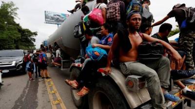 En la imagen, otro grupo de migrantes hondureños van en caravana hacia la frontera de México desde el departamento de Zacapa de Guatemala hoy, miércoles 17 de octubre de 2018. EFE