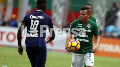 El árbitro le dio el saque de banda al Marathón cuando era para Motagua. Foto Juan Salgado