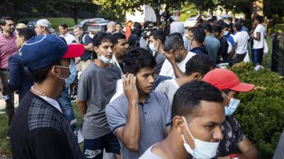 Migrantes son vistos, el pasado 15 de septiembre de 2022, a las afueras de la residencia de la vicepresidenta de EE.UU., Kamala Harris, en Washington. EFE/Jim Lo Scalzo