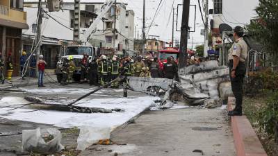 La avioneta cayó en una calle de Guayaquil y dejó dos personas muertas.