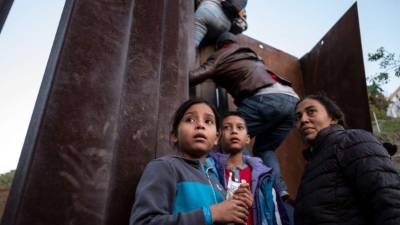 Pese a la militarización y extremas medidas de seguridad en la frontera entre EEUU y México, cientos de migrantes hondureños continúan saltando el muro en puntos ciegos para entregarse a las autoridades estadounidenses y solicitar asilo.