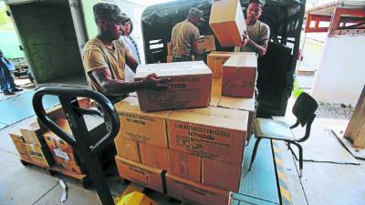 En 20 camiones y dos furgones salieron ayer los medicamentos adquiridos por la Secretaría de Salud.