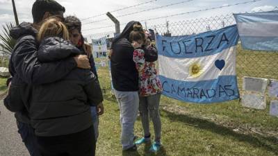 Además inspeccionan otros tres 'contactos', como se denominan las señales o indicios que deben investigar para tratar de dar con el submarino 'ARA San Juan', del que ya no esperan rescatar sobrevivientes.// AFP.
