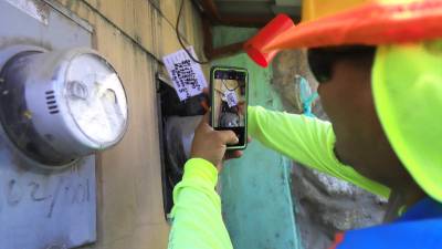 La Enee comenzó el proyecto RAE en la residencial Villas Mallorca, que incluye revisión de contadores. Fotos: Melvin Cubas