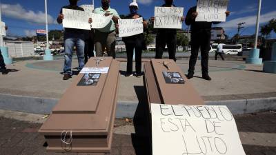 Con rótulos exigiendo un combate a la extorsión y ataúdes que representan a los compañeros fallecidos en labores producto de la violencia, así inició la protesta de los transportistas en la capital.