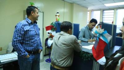 Un sampedrano consulta a uno de los empleados de la DAI en las oficinas de El Centro. Foto: Amílcar Izaguirre
