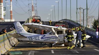Los cuerpos de socorro atendieron a la tripulación y pasajeros de la aeronave.