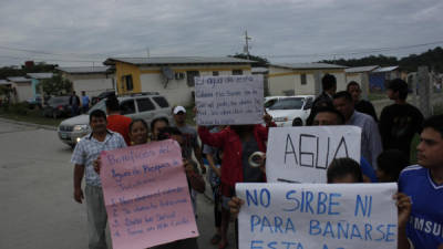 Los manifestantes hicieron un mitin en la entrada de la colonia Jucutuma.
