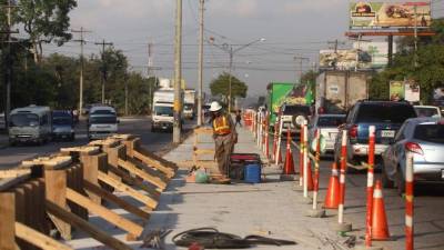 La ampliación del bulevar del norte está a punto de terminar y se ultiman detalles como la construcción de aceras y bordillos. Foto: Yoseph Amaya