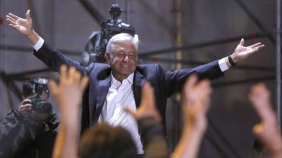 Cientos de simpatizantes del candidato izquierdista Andrés Manuel López Obrador, lo aclaman durante su llegada a la Plaza de la Constitución de la capital mexicana, tras conocerse su triunfo en las elecciones celebradas este domingo. EFE