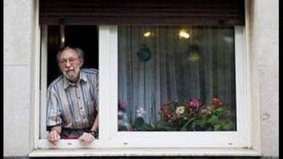 Los vecinos se quejan del humo del anciano fumador. La justicia pidio que abandone su apartamento.