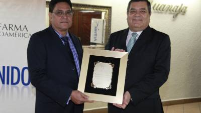 Job Murillo y el homenajeado Roberto López.