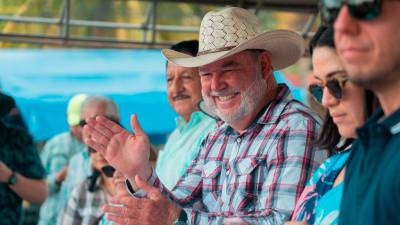 Roberto Contreras sigue sin decidir entre la reelección o la Presidencia