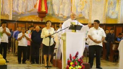 Los feligreses se mostraron optimistas por el nuevo año y pidieron a Dios con mucha fe por bendiciones para ellos y sus familias. Algunos no pudieron evitar emocionarse hasta las lágrimas. Fotos: Franklin Muñoz.