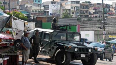 Elementos de la Policía vigilan una calle de Tegucigalpa días antes de las elecciones en Honduras.