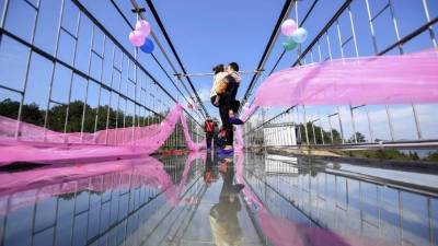 Millones de personas en todo el mundo celebran San Valentín para demostrar su amor, sin importar las fronteras. En China, esta pareja participa en un concurso de besos sobre un puente de vidrio.