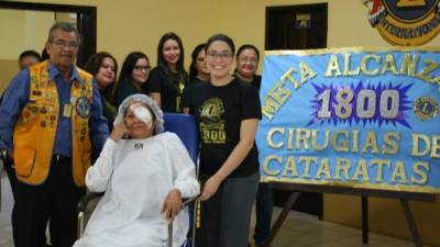 El presidente del Club de Leones, Luis Prudoth, junto a la paciente que recibió la cirugía de catarata 1,800.