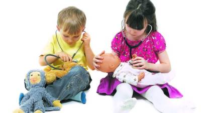 Jugar con muñecas y muñecos les ayuda a los niños a ser mejores padres en el futuro.