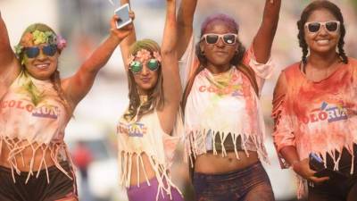 Los participantes del Colorun desbordan alegría y energía.
