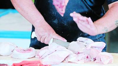 <b>Los precios varían de acuerdo a la empresa distribuidora de pollos, informaron los vendedores de los mercados.</b>