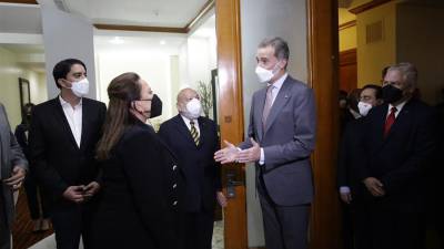La presidenta electa de Honduras, Xiomara Castro, recibe al Rey de España, Felipe VI (c-d), previo a una reunión, ayer.