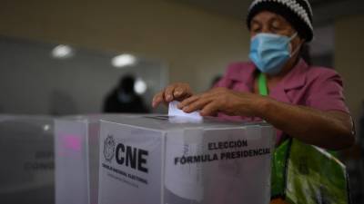 Una mujer deposita su voto en una Junta Receptora de Votos en la ciudad de Tegucigalpa.