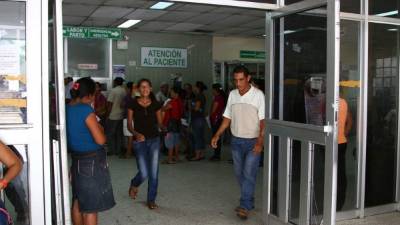 Las puertas están de par en par, sin control alguno.