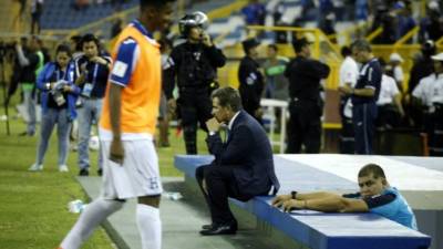 Jorge Luis Pinto se sentó frente al banquillo de Honduras al final del partido, mientras los jugadores pasaban a los vestuarios. El seleccionador se mostró dolido por el empate. Foto Ronald Aceituno/Enviado Especial