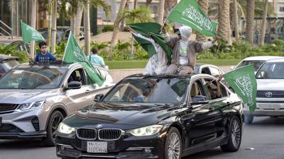 Aficionados sauditas realizaron una caravana para celebrar la victoria de la selección de Arabia Saudí contra Argentina.