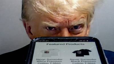 La campaña de Trump vende camisetas y otros productos con la imagen policial del exmandatario.