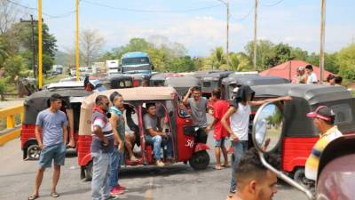 Los manifestantes bloquearon el paso vehicular con sus unidades.