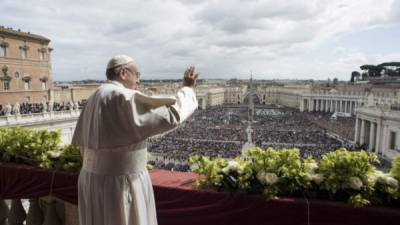 El papa Francisco imparte la bendición urbe et orbe en Roma este domingo.