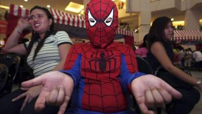 Un niño se disfraza Spiderman durante una fiesta de Halloween celebrada en un centro comercial. EFE/Archivo