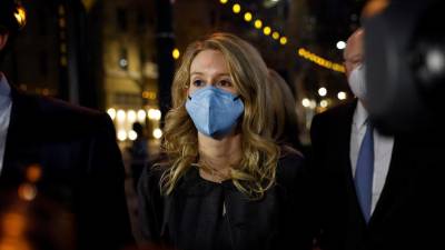 Elizabeth Holmes, fundadora de Theranos abandona el Edificio Federal Robert F. Peckham y el Palacio de Justicia de los Estados Unidos tras ser declarada culpable de cuatro cargos y absuelta de cuatro cargos en San José, California, EE. UU.